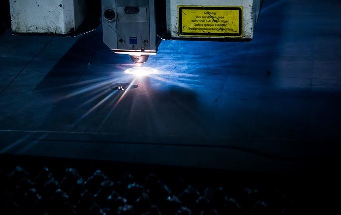 為什么選擇光纖激光切割機而不是CO2的切割機