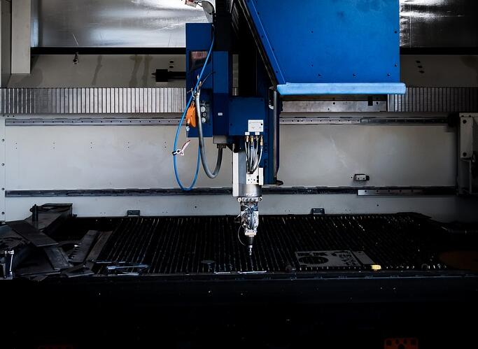 如何區(qū)分二氧化碳激光切割機(jī)和光纖激光切割機(jī)？