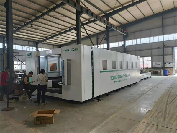 大型激光切割機(jī)